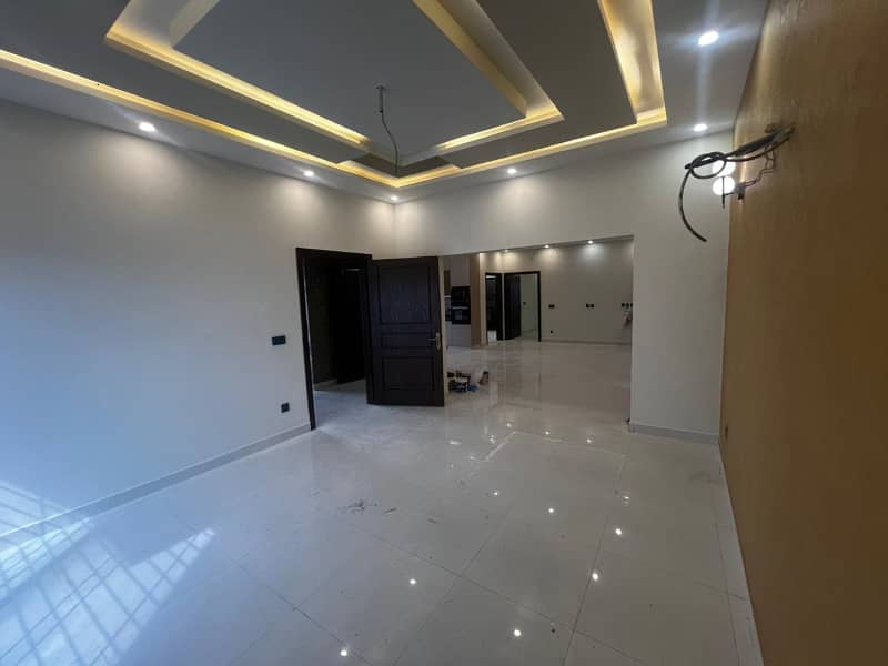 272sq yd Ready to Move Villa in Precinct-1 0.5km from main entrance. A-One Construction Standard 5Bed Drawing Dining Lounge 8