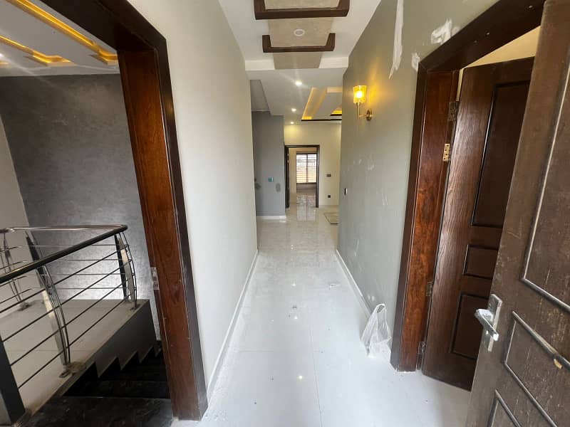 272sq yd Ready to Move Villa in Precinct-1 0.5km from main entrance. A-One Construction Standard 5Bed Drawing Dining Lounge 14
