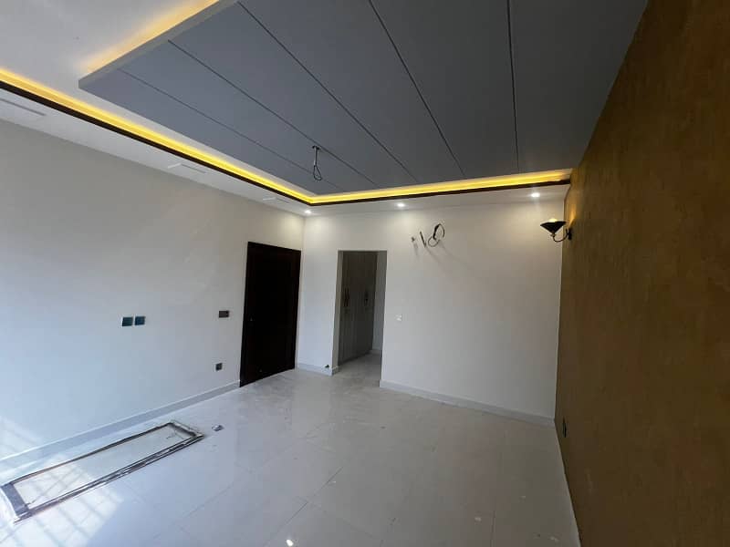 272sq yd Ready to Move Villa in Precinct-1 0.5km from main entrance. A-One Construction Standard 5Bed Drawing Dining Lounge 16