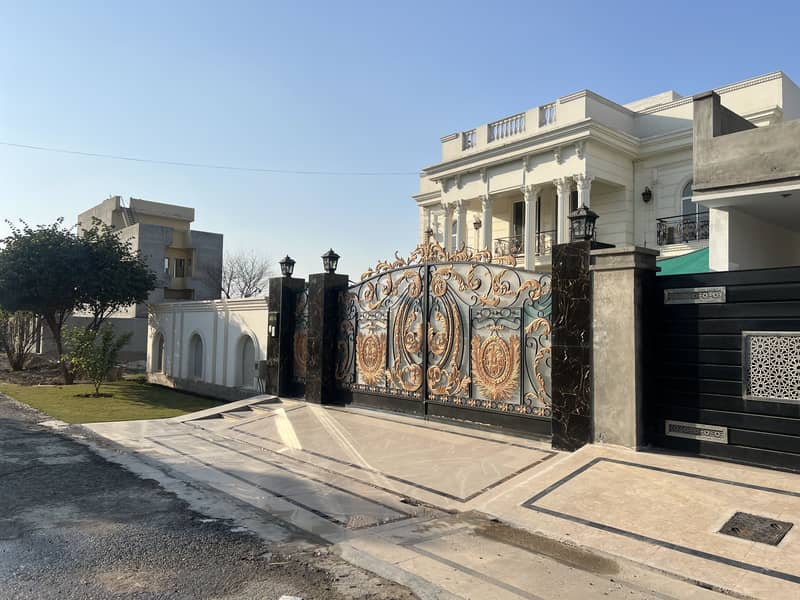 Spanish House For Sale On Best Location With All Facalities 12