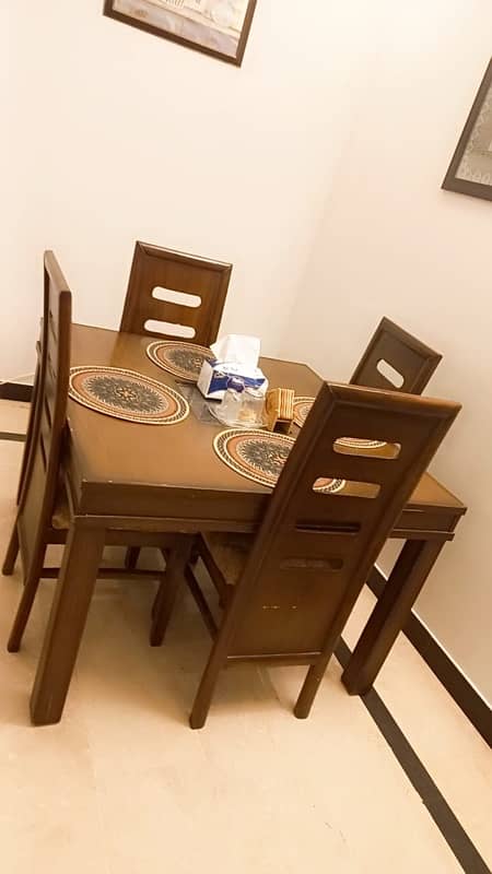 dining table almost new 3