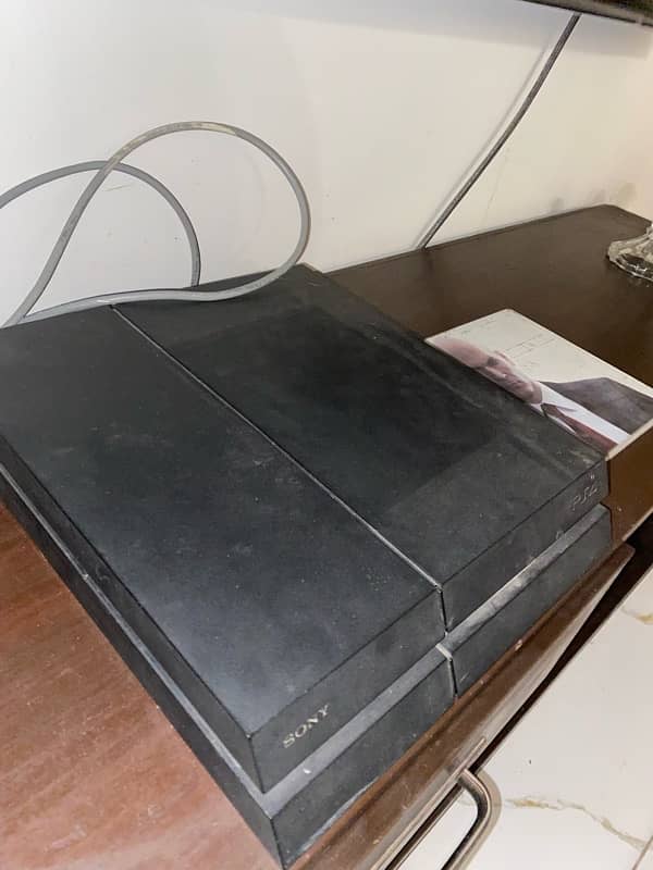 Ps4 with 3 controllers and 5 games 0
