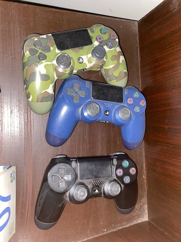 Ps4 with 3 controllers and 5 games 1