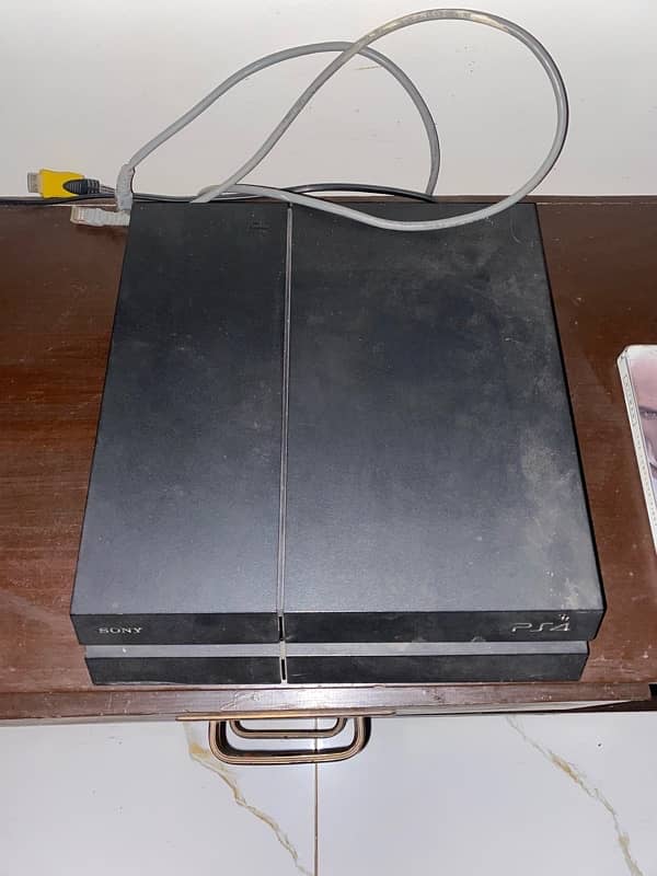 Ps4 with 3 controllers and 5 games 2