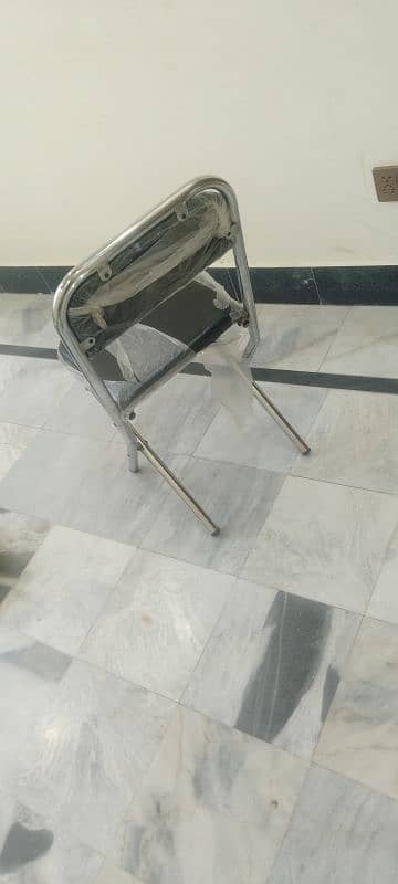 glass table and 4 chairs 3