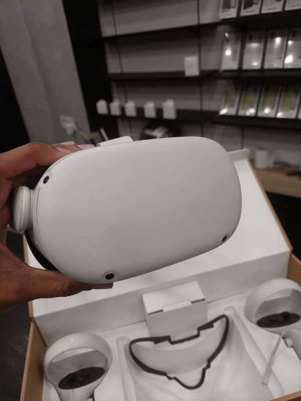 OCULUS QUEST 2 (256GB) - LIKE NEW! COMPLETE BOX & ACCESSORIES 3