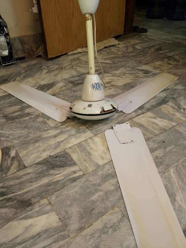 Celling fan almost new hi hai 3