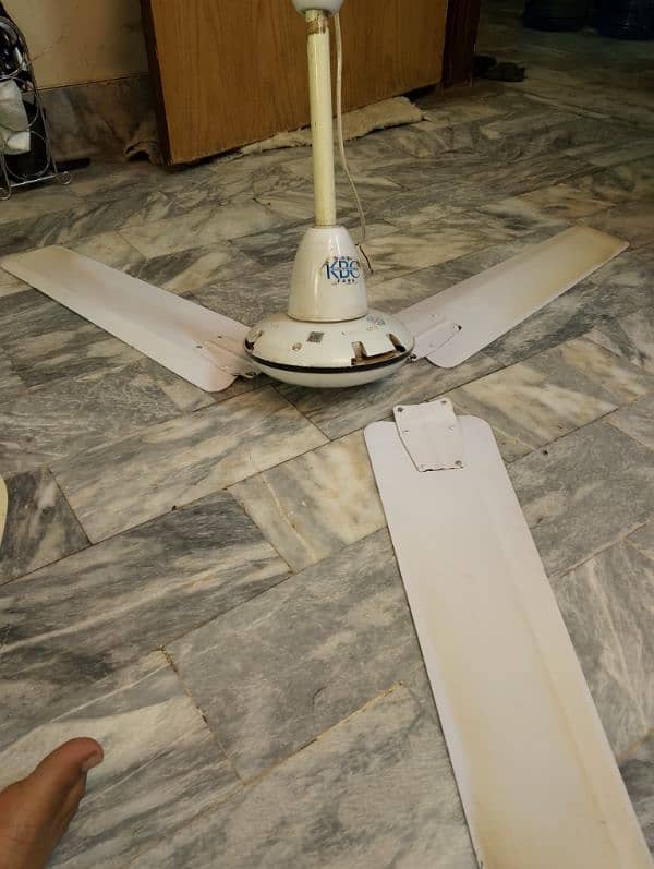 Celling fan almost new hi hai 4