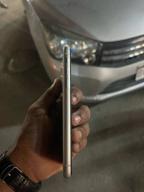 iPhone 11 3