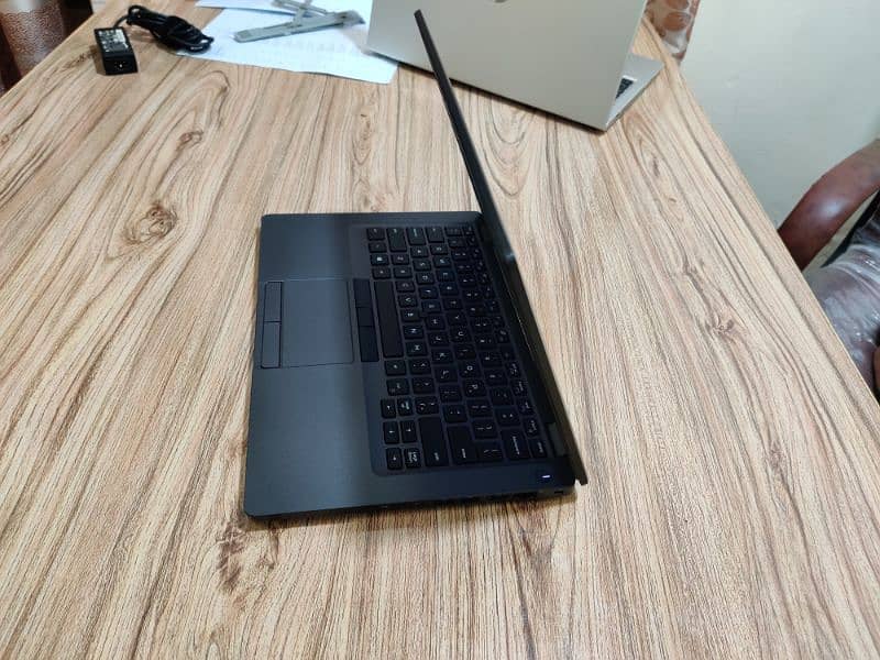 Dell 5400 8th Generation 16/256 Condition 10 / 10 Touch Secreen 4