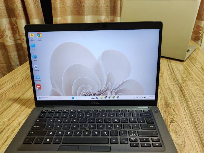 Dell 5400 8th Generation 16/256 Condition 10 / 10 Touch Secreen 6