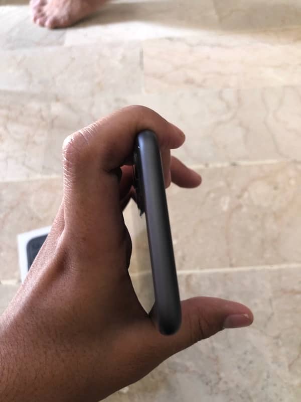 IPhone 11 [64GB with Box][Non-PTA] 4