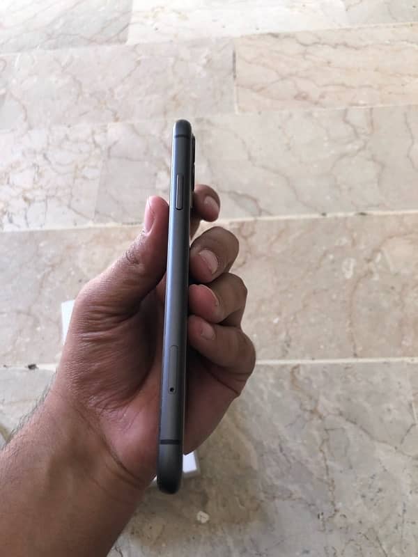 IPhone 11 [64GB with Box][Non-PTA] 5