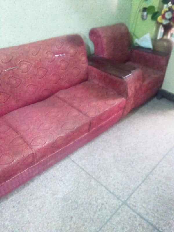 boot achi condition ma sofa hai 5