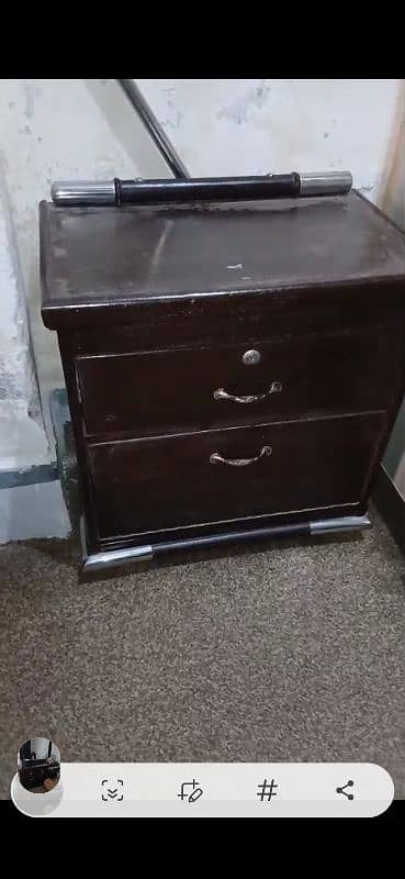 1 double bed 2 sidetables with 1 dressing table 0