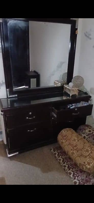 1 double bed 2 sidetables with 1 dressing table 1
