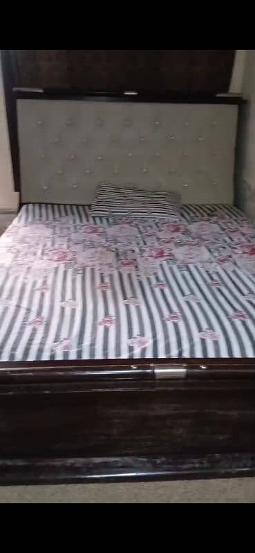1 double bed 2 sidetables with 1 dressing table 3