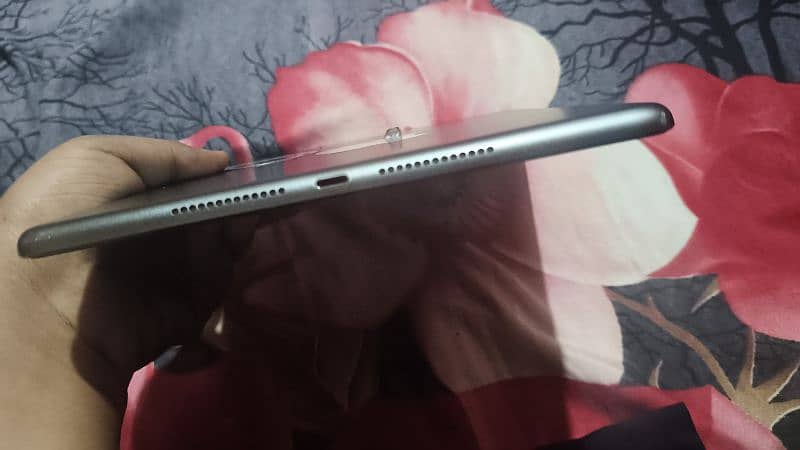 I pad 9gen full ok hai completely box 1