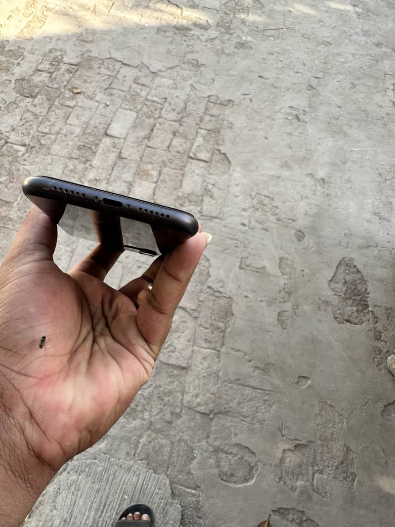 Apple iPhone 11 4