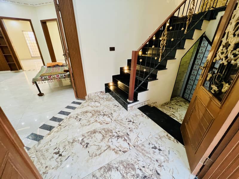 10 Marla Luxurious House For sale in J Block 1