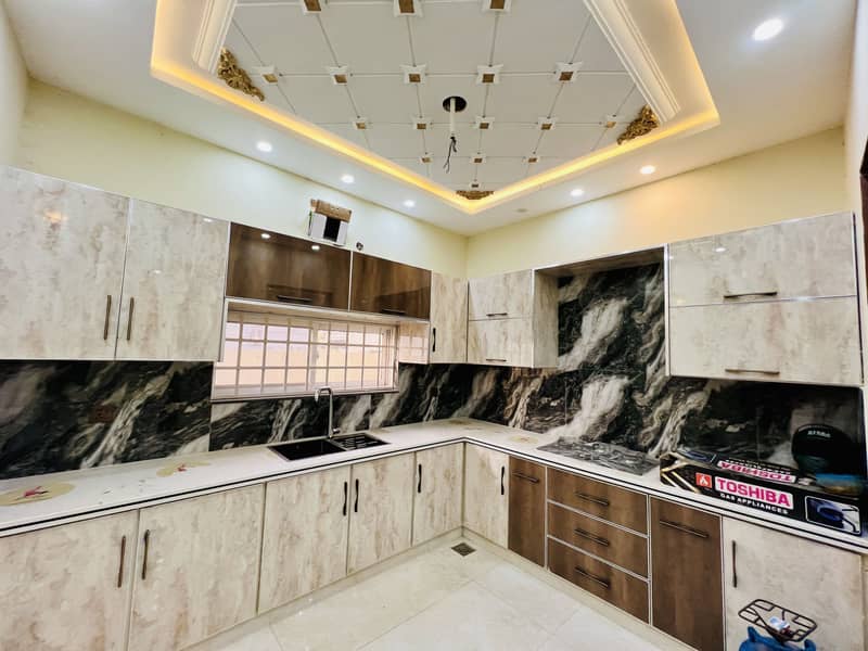 10 Marla Luxurious House For sale in J Block 2