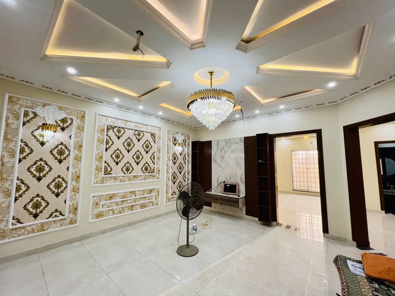 10 Marla Luxurious House For sale in J Block 3
