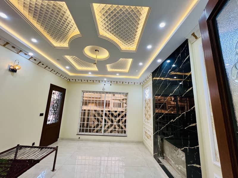 10 Marla Luxurious House For sale in J Block 4
