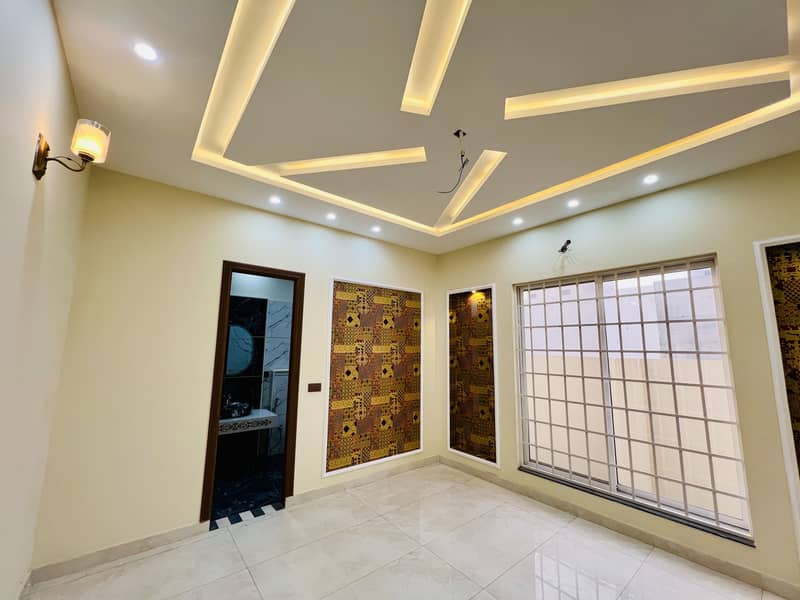 10 Marla Luxurious House For sale in J Block 5