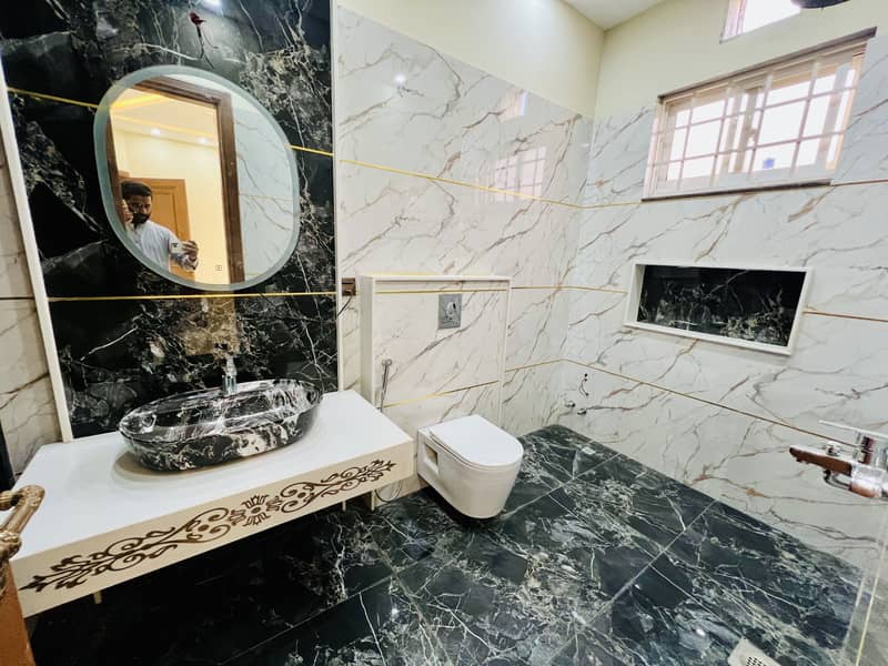 10 Marla Luxurious House For sale in J Block 6
