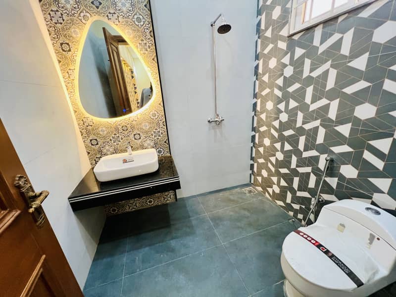 10 Marla Luxurious House For sale in J Block 8