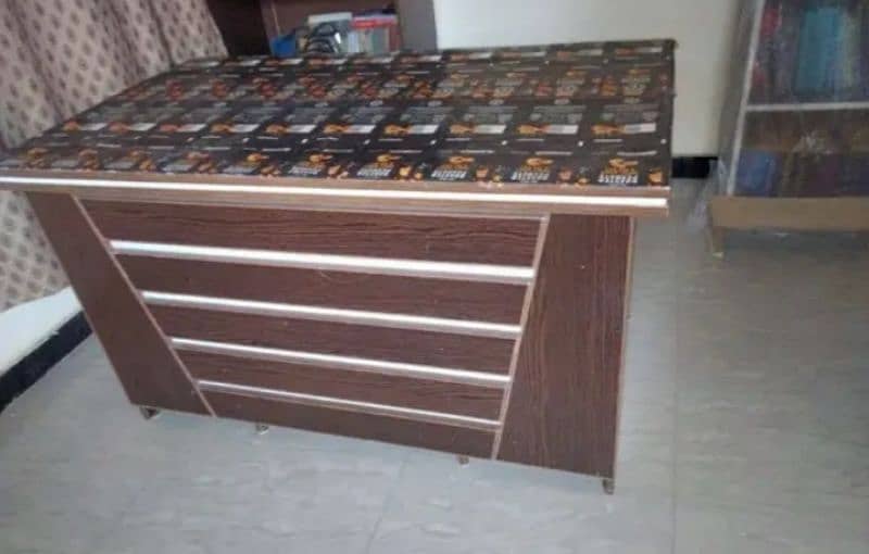 (Urgent selling) Computer Table / price is 35k 1