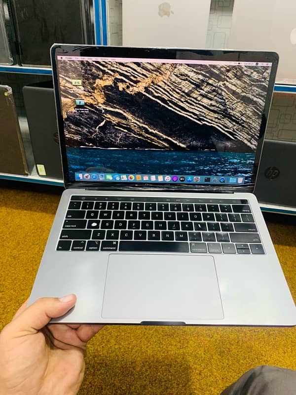 MacBook Pro 2020 core i5 ram 8 256 ssd 13 inch rataina display 4