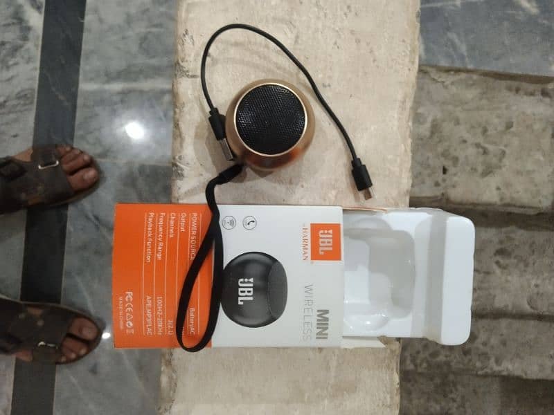 JBL small speaker 0