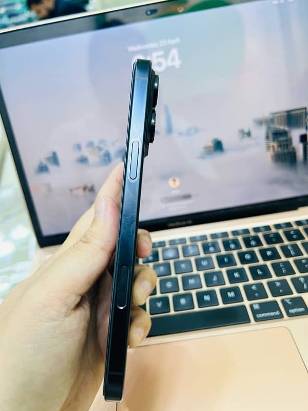 16 Pro Max 256 GB Non PTA Black 3