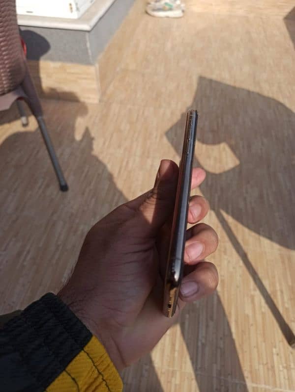 iphone Xs factory unlocked with box 4