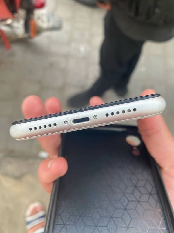 iPhone XR PTA 64Gb 3