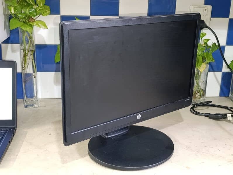 HP monitor 720p LCD 1