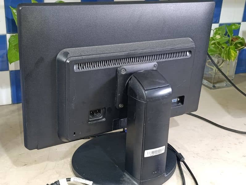 HP monitor 720p LCD 4