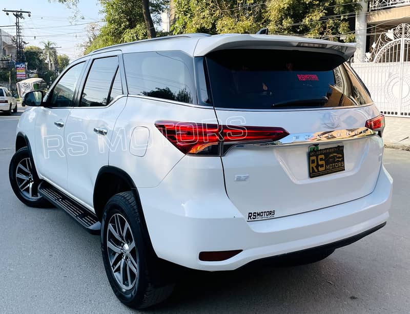 Toyota Fortuner V 2020 10