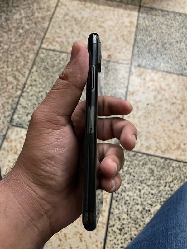 iPhone XS almost new condition black colour 1