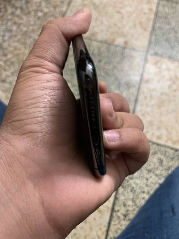 iPhone XS almost new condition black colour 2