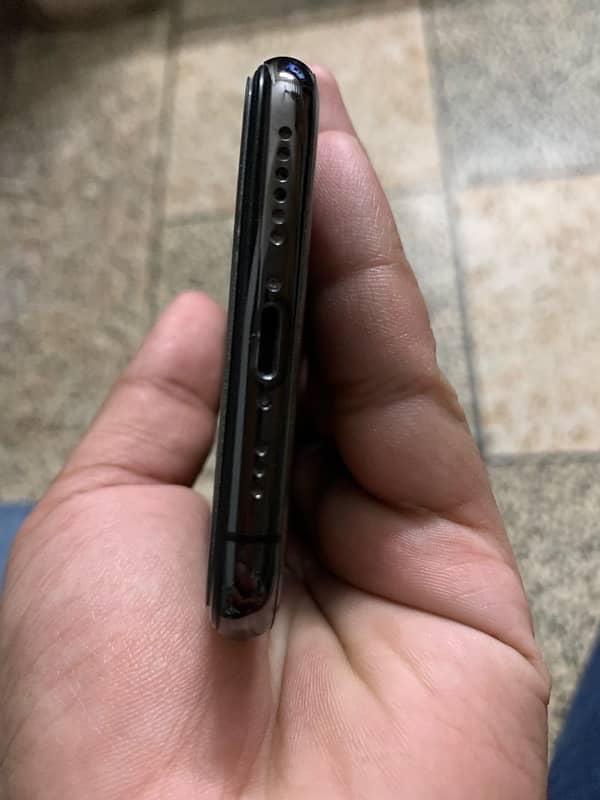 iPhone XS almost new condition black colour 3