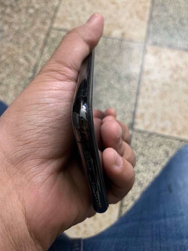 iPhone XS almost new condition black colour 4