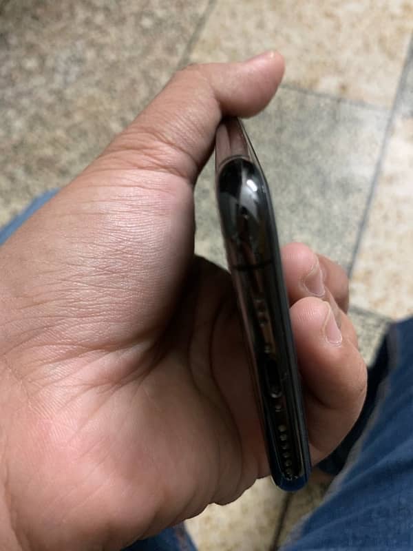 iPhone XS almost new condition black colour 5