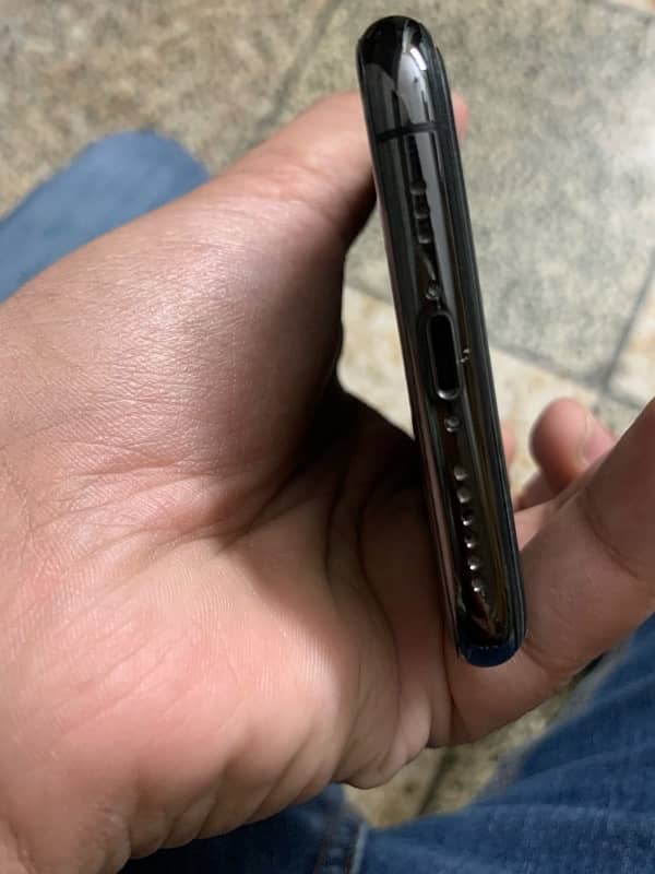iPhone XS almost new condition black colour 6