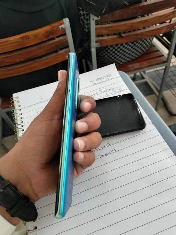 OnePlus 8 pro 12/256gb all ok hai 10/9.5 condition pta approved hai 4