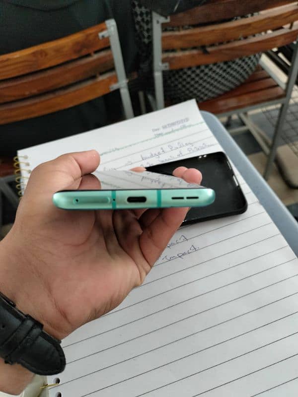 OnePlus 8 pro 12/256gb all ok hai 10/9.5 condition pta approved hai 6