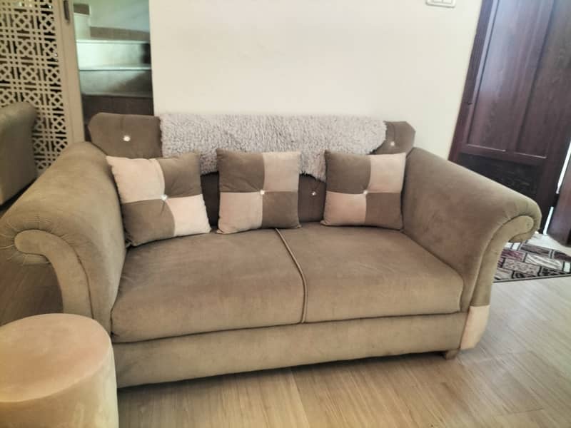 Seven seater sofa set in excellent condition 5