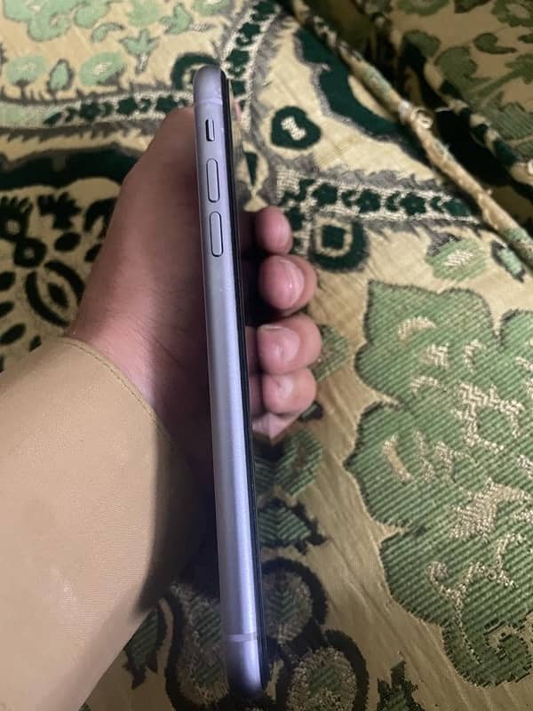 iPhone 11 3