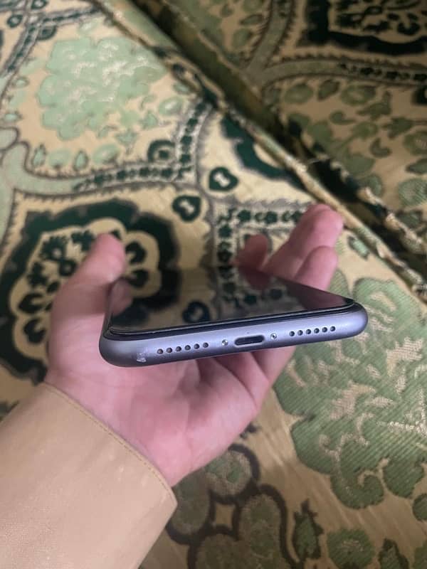 iPhone 11 4